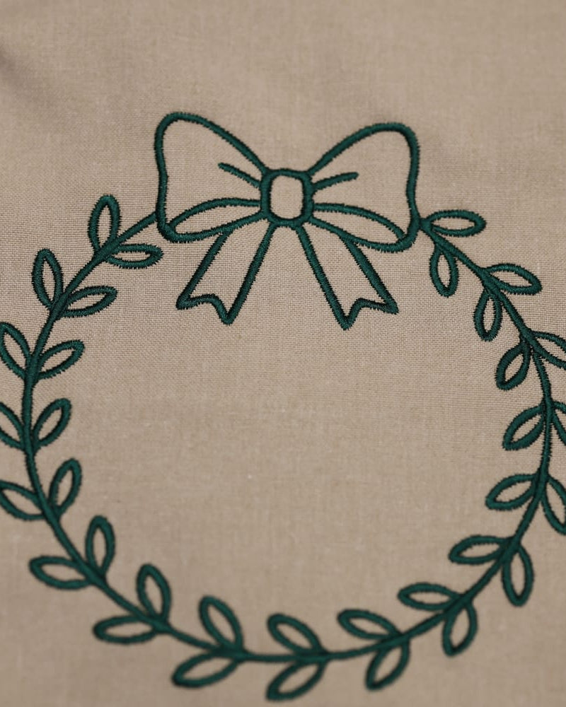 Përparëse kuzhine me qëndisje festive