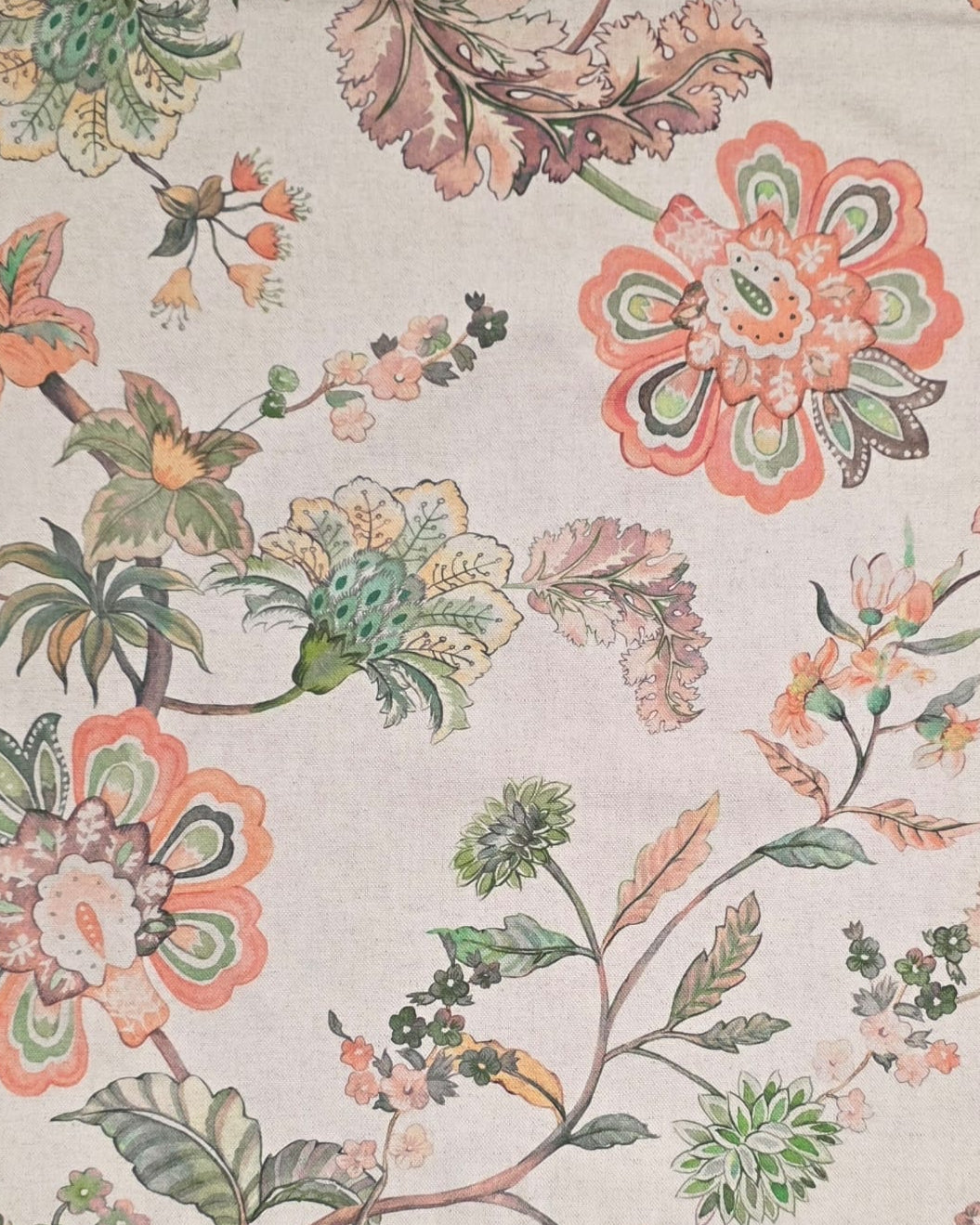 Mbulese tavoline me lule në ngjyra neutrale