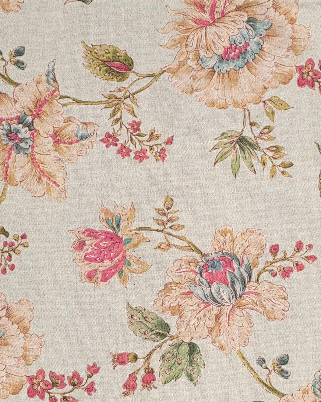 Mbulese tavoline me lule në ngjyra neutrale