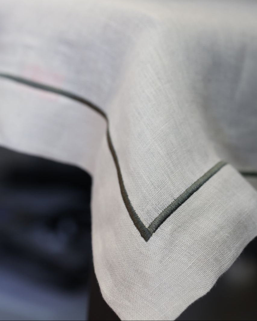 Mbulesë Tavoline Lino me Qëndisje Dekorative Jeshile