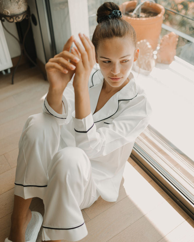 Set pizhame e bardhë me filete te zeze, prej materiali Tencel