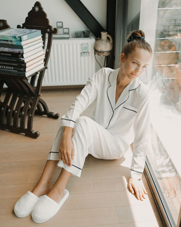 Set pizhame e bardhë me filete te zeze, prej materiali Tencel