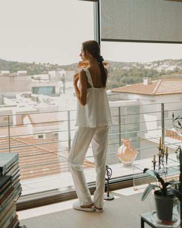 Set pizhame e bardhë me frutull, prej materiali Tencel