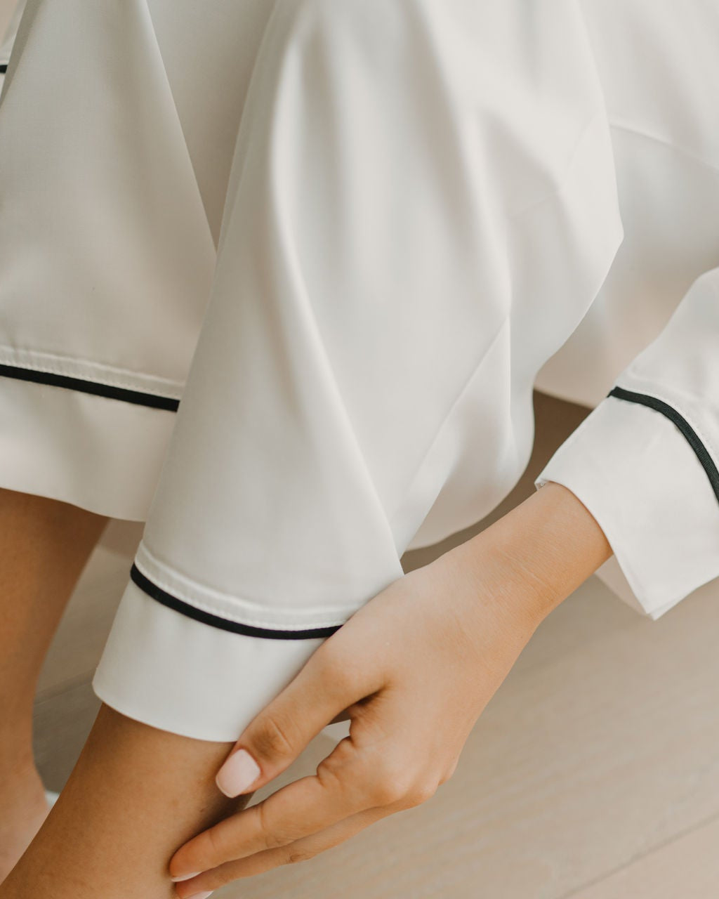 Set pizhame e bardhë me filete te zeze, prej materiali Tencel