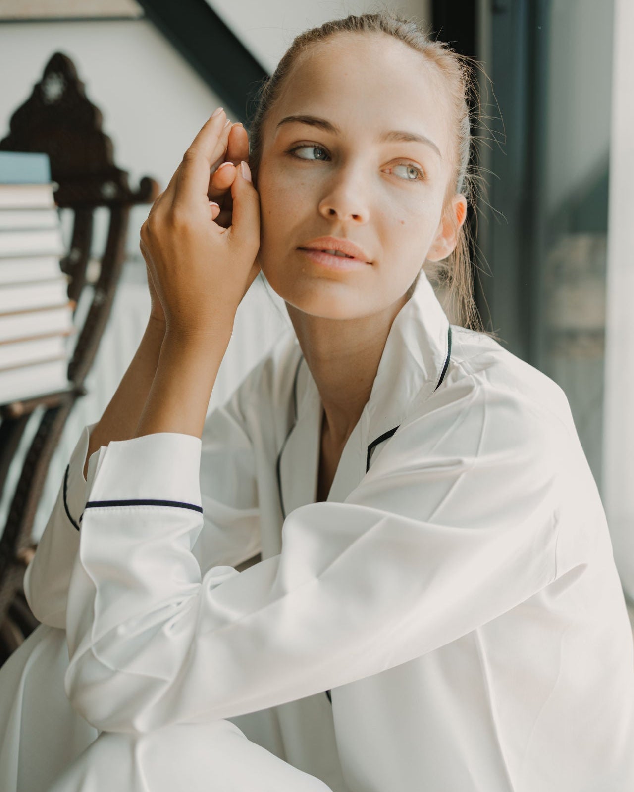 Set pizhame e bardhë me filete te zeze, prej materiali Tencel