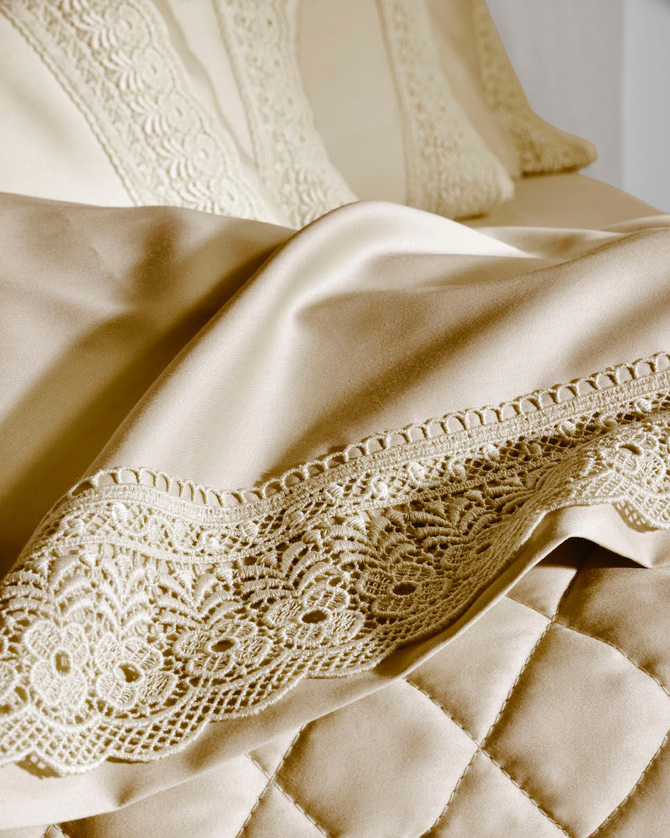 Set Carcafi Dopio me Dantellë ngjyrë Bezhë