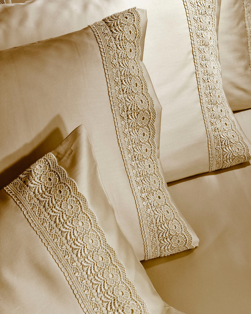 Set Carcafi Dopio me Dantellë ngjyrë Bezhë