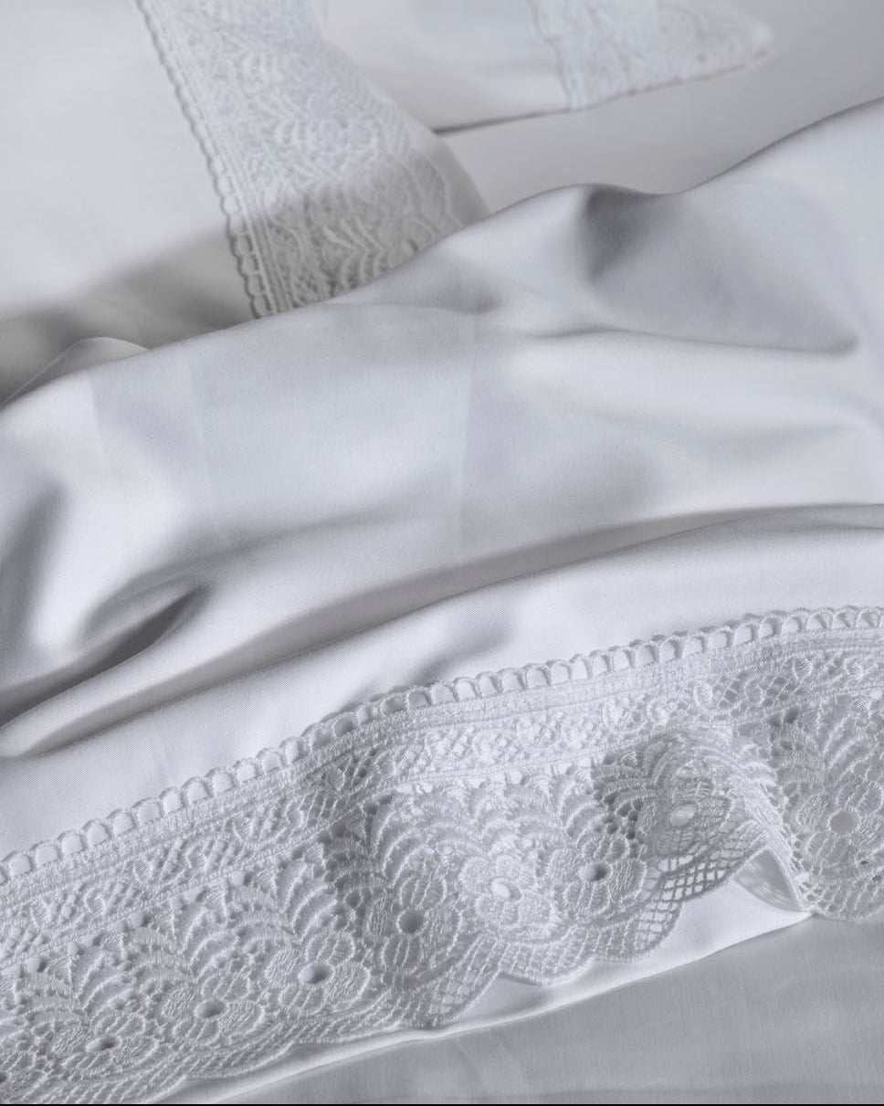 Set Carcafi Dopio me Dantellë ngjyrë e Bardhë