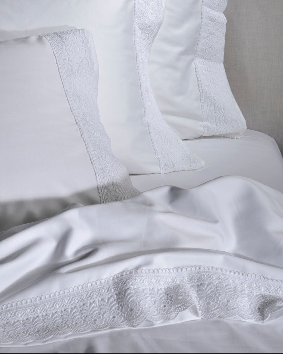 Set Carcafi Dopio me Dantellë ngjyrë e Bardhë