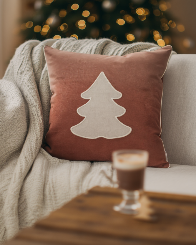 Jastëk dekorativ festiv me qëndisje dhe kordon