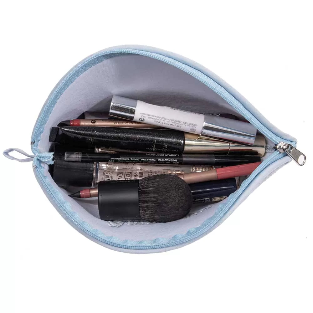 Çantë praktike prej materiali peshqiri në ngjyrë blu të çelët, me zinxhir