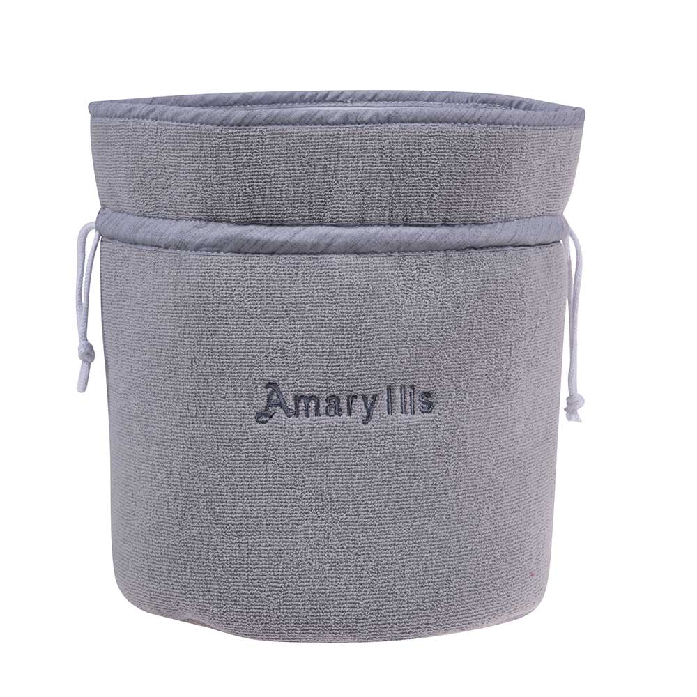 Çantë e madhe lloj “pouch” prej materiali peshqiri, në ngjyrë gri.