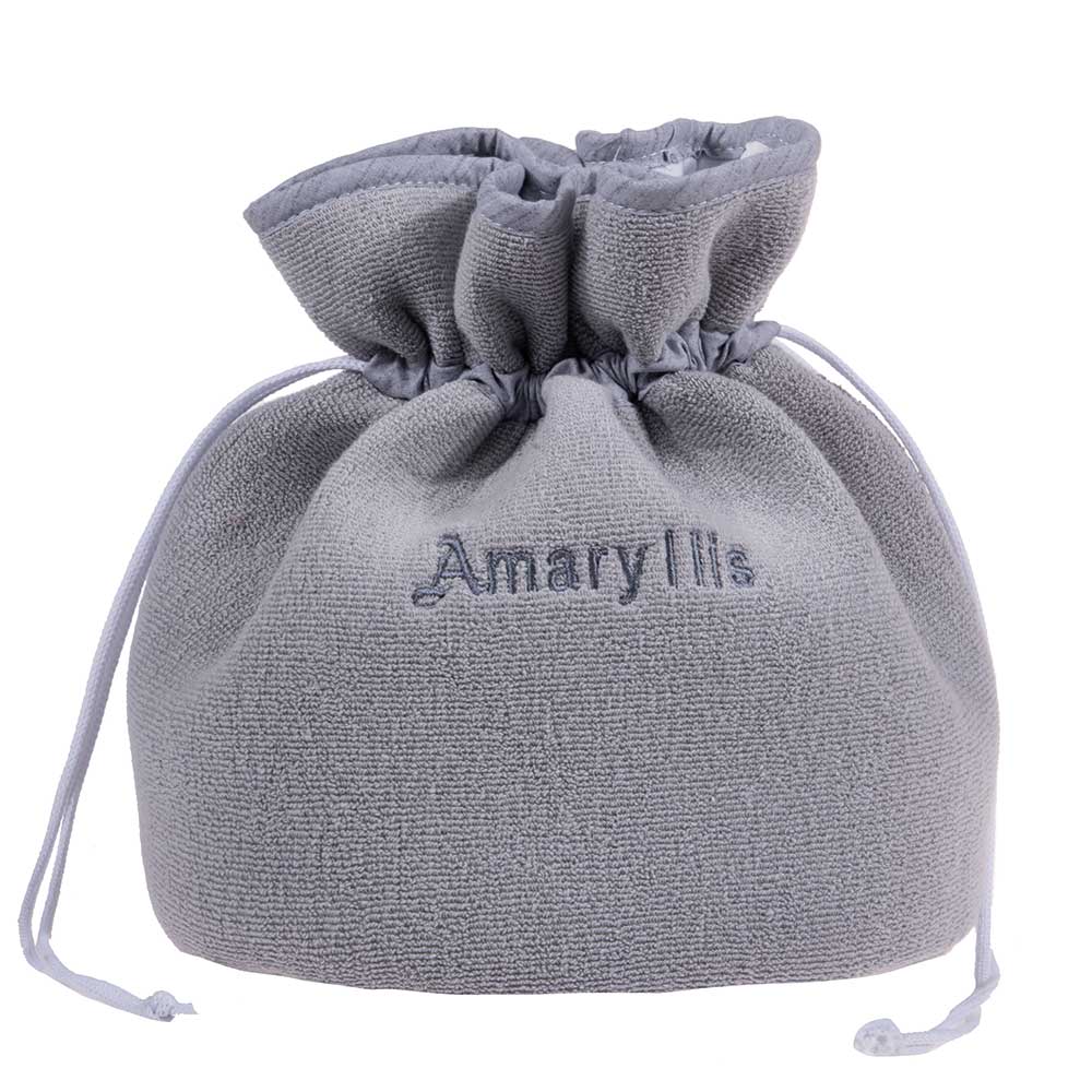 Çantë e madhe lloj “pouch” prej materiali peshqiri, në ngjyrë gri.