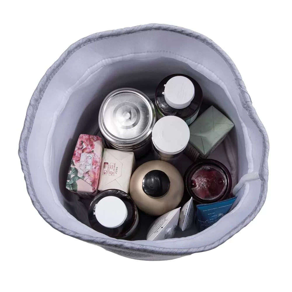 Çantë e madhe lloj “pouch” prej materiali peshqiri, në ngjyrë gri.