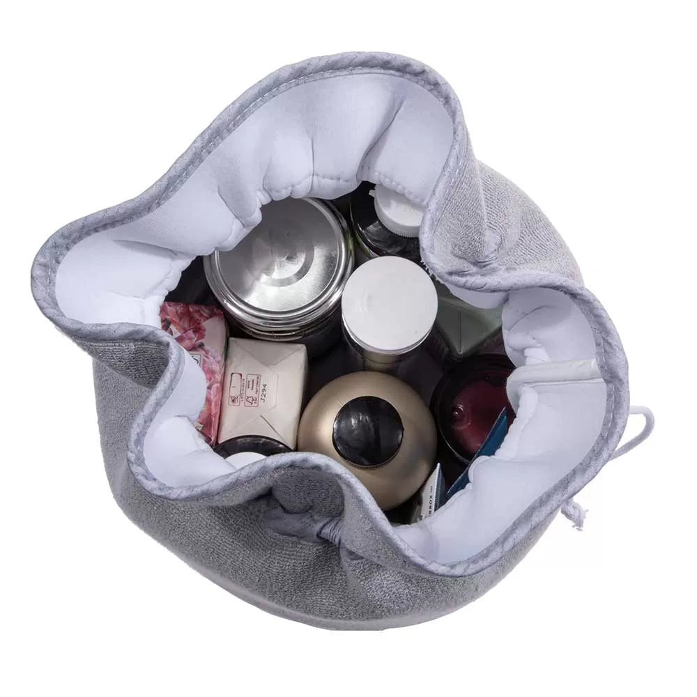 Çantë e madhe lloj “pouch” prej materiali peshqiri, në ngjyrë gri.