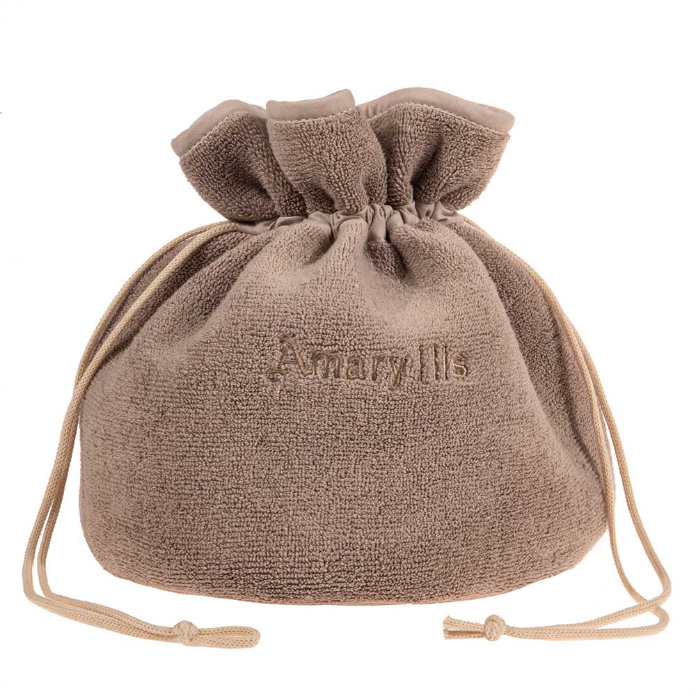 Çantë e madhe lloj “pouch” prej materiali peshqiri, në ngjyrë kafe