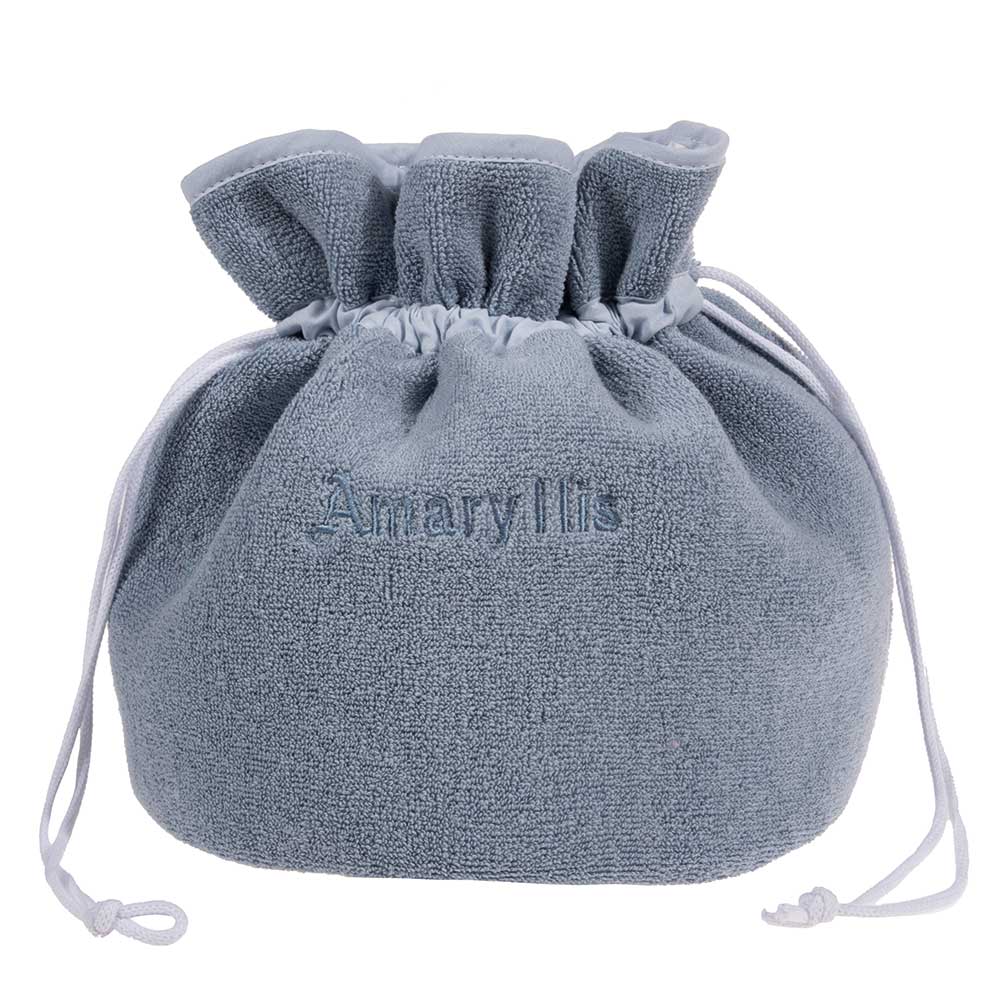 Çantë e madhe lloj “pouch” prej materiali peshqiri, në ngjyrë blu të çelët.