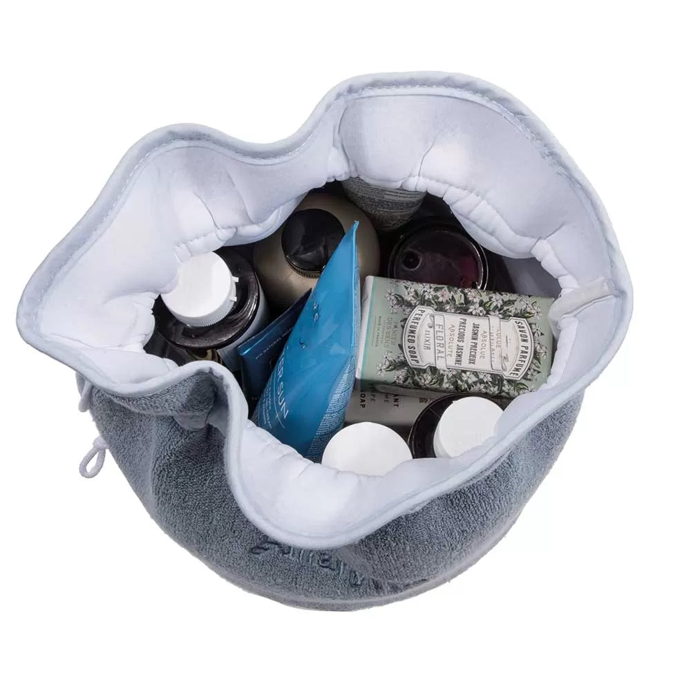 Çantë e madhe lloj “pouch” prej materiali peshqiri, në ngjyrë blu të çelët.