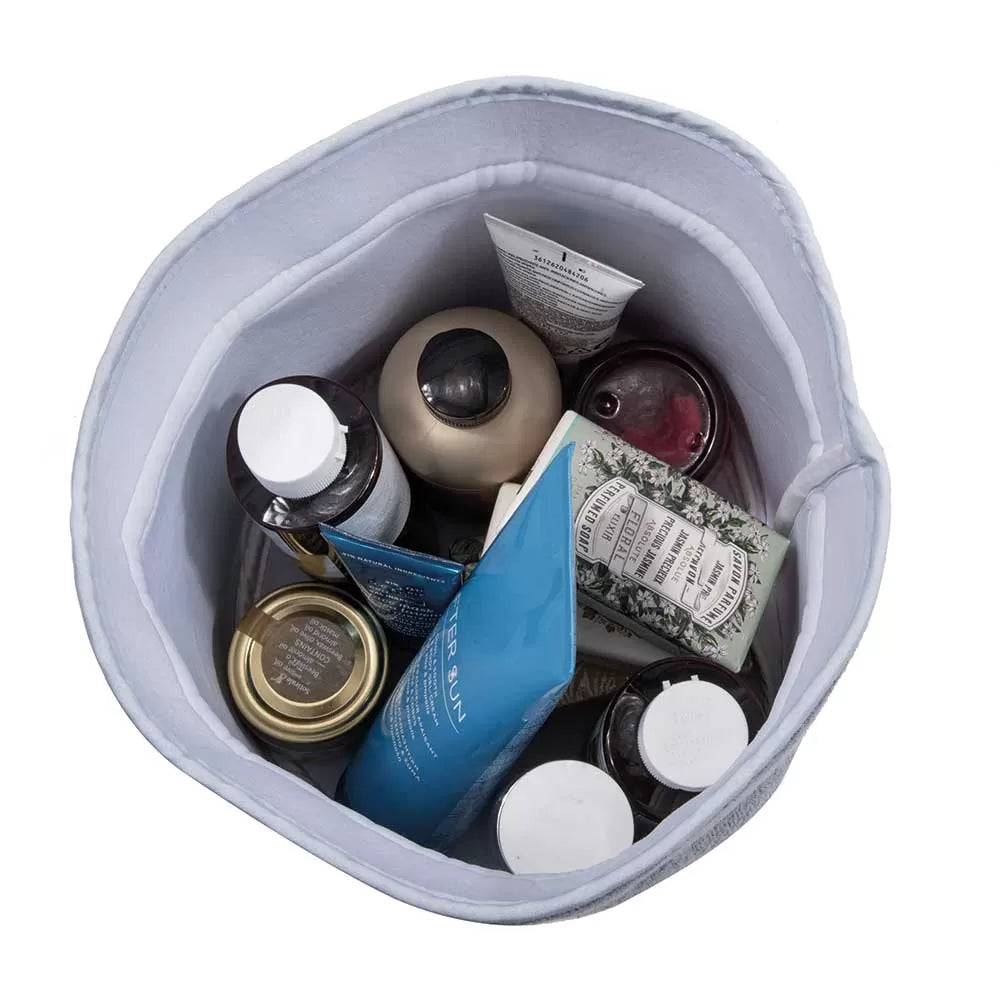 Çantë e madhe lloj “pouch” prej materiali peshqiri, në ngjyrë blu të çelët.