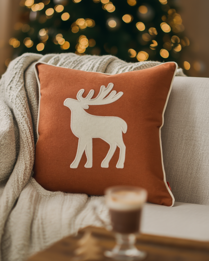 Jastëk dekorativ festiv me qëndisje dhe kordon