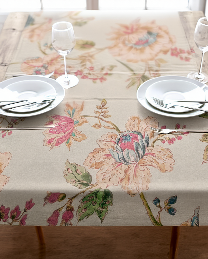 Mbulese tavoline me lule në ngjyra neutrale