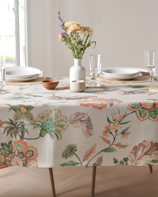 Mbulese tavoline me lule në ngjyra neutrale