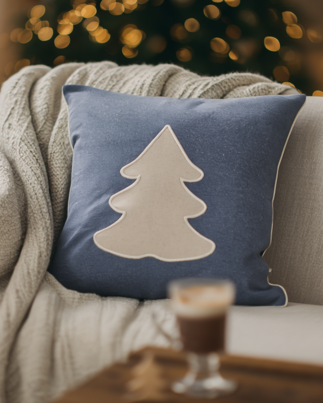 Jastëk dekorativ festiv me qëndisje dhe kordon