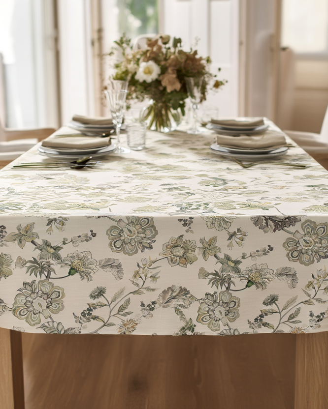 Mbulese tavoline me lule në ngjyra neutrale