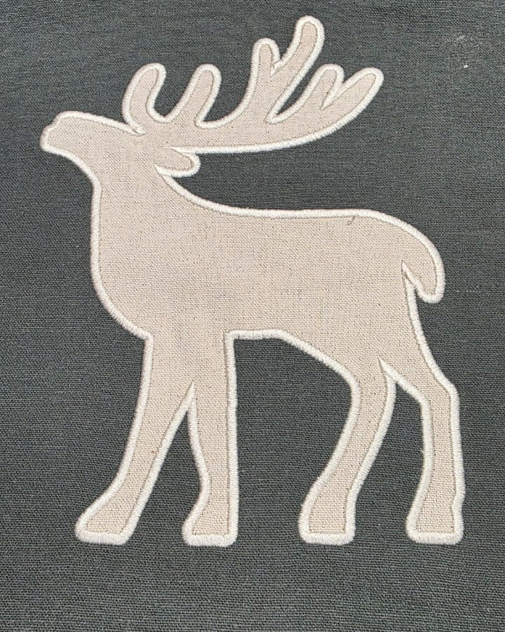 Jastëk dekorativ festiv me qëndisje dhe kordon