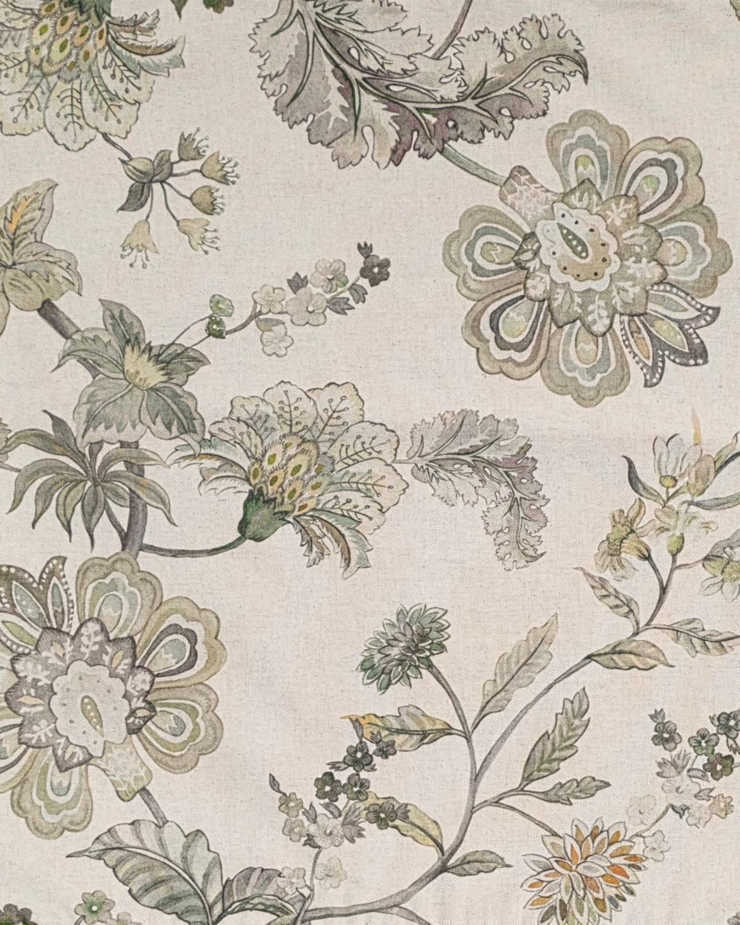 Mbulese tavoline me lule në ngjyra neutrale