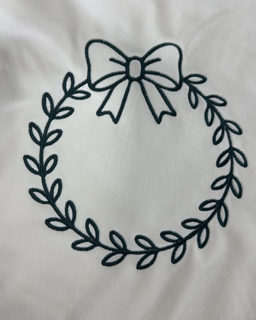 Jastëk dekorativ festiv velvet me qëndisje dhe kordon