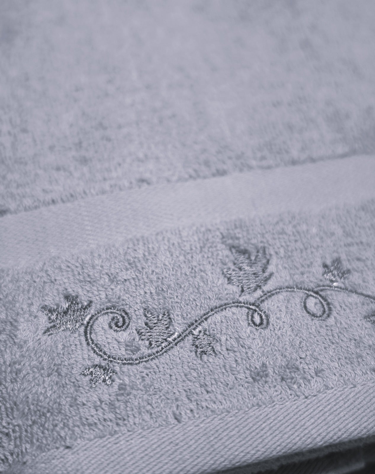 Peshqir Fytyre me Qëndisje Dekorative