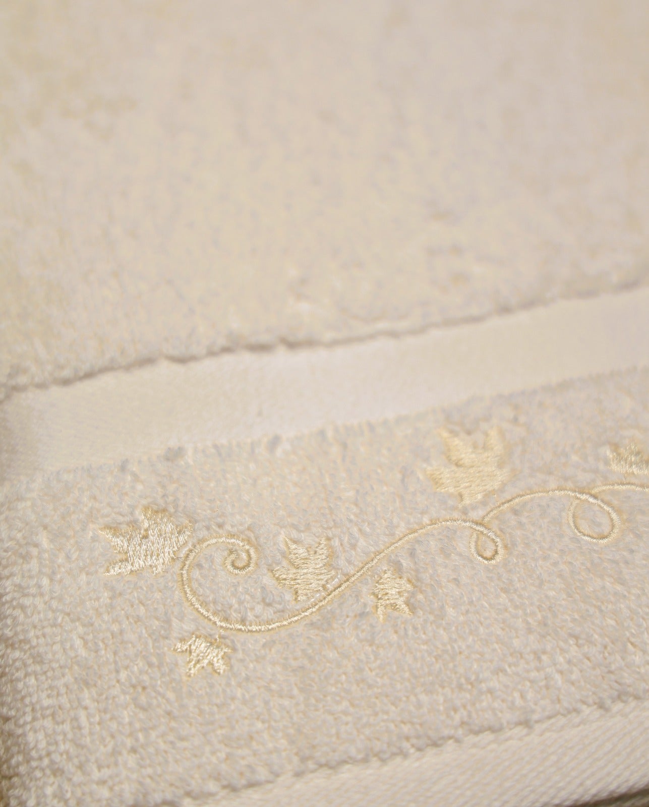 Peshqir Fytyre me Qëndisje Dekorative