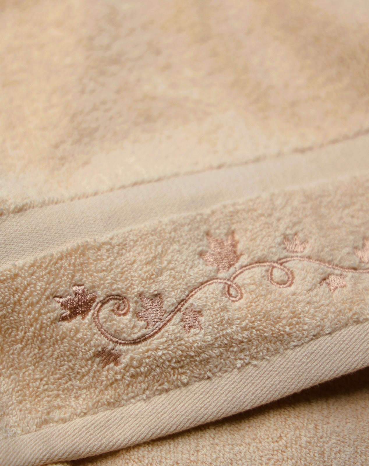 Peshqir Fytyre me Qëndisje Dekorative