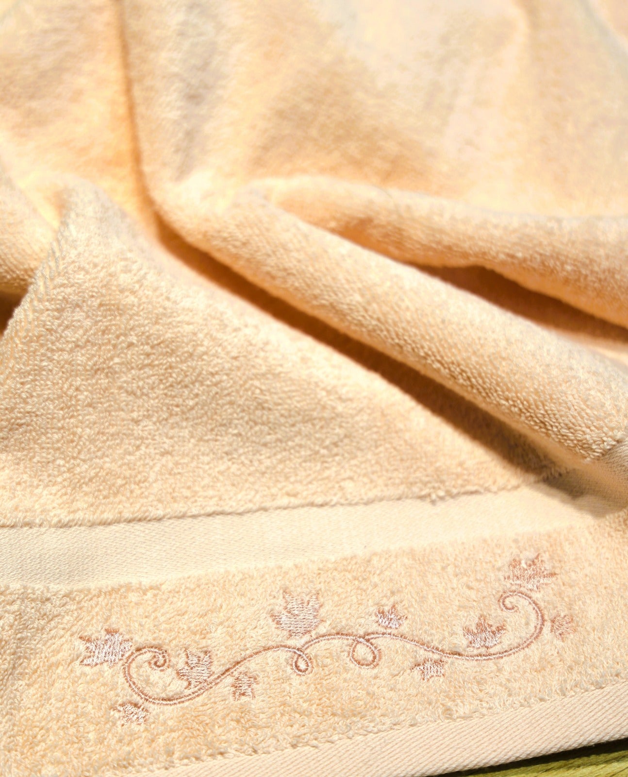 Peshqir Fytyre me Qëndisje Dekorative