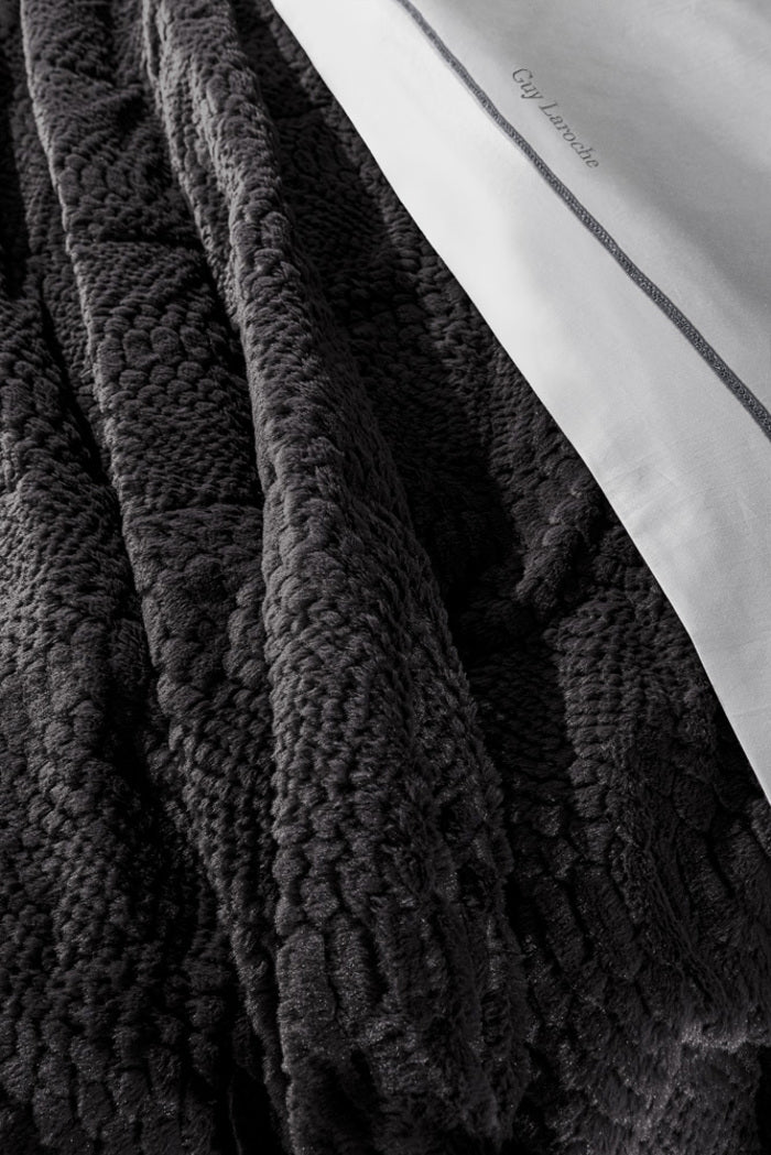 Batanije CRUSTY Black 220x240 + Jastëk Dekorativ, GL