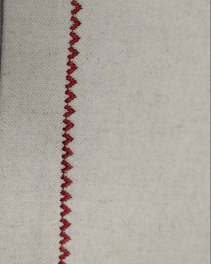 Pecetë tavoline Bezhë me Qëndisje të Kuqe