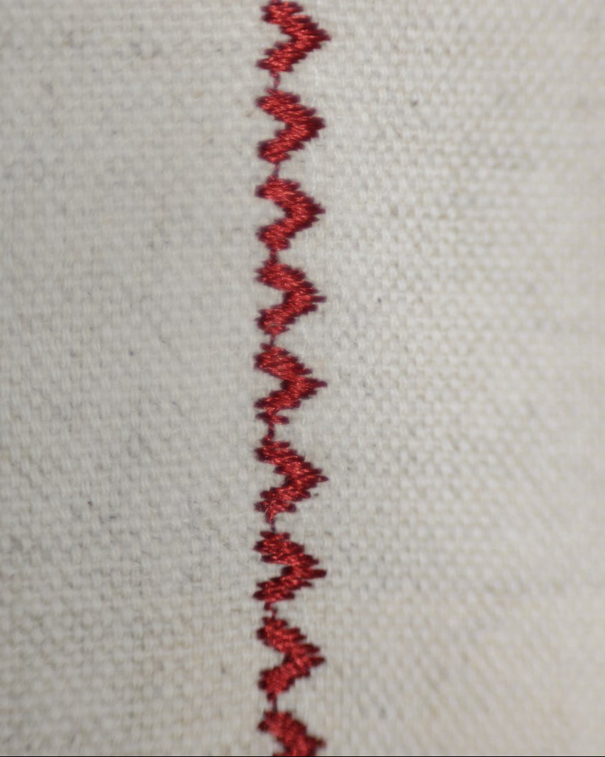 Pecetë tavoline Bezhë me Qëndisje të Kuqe