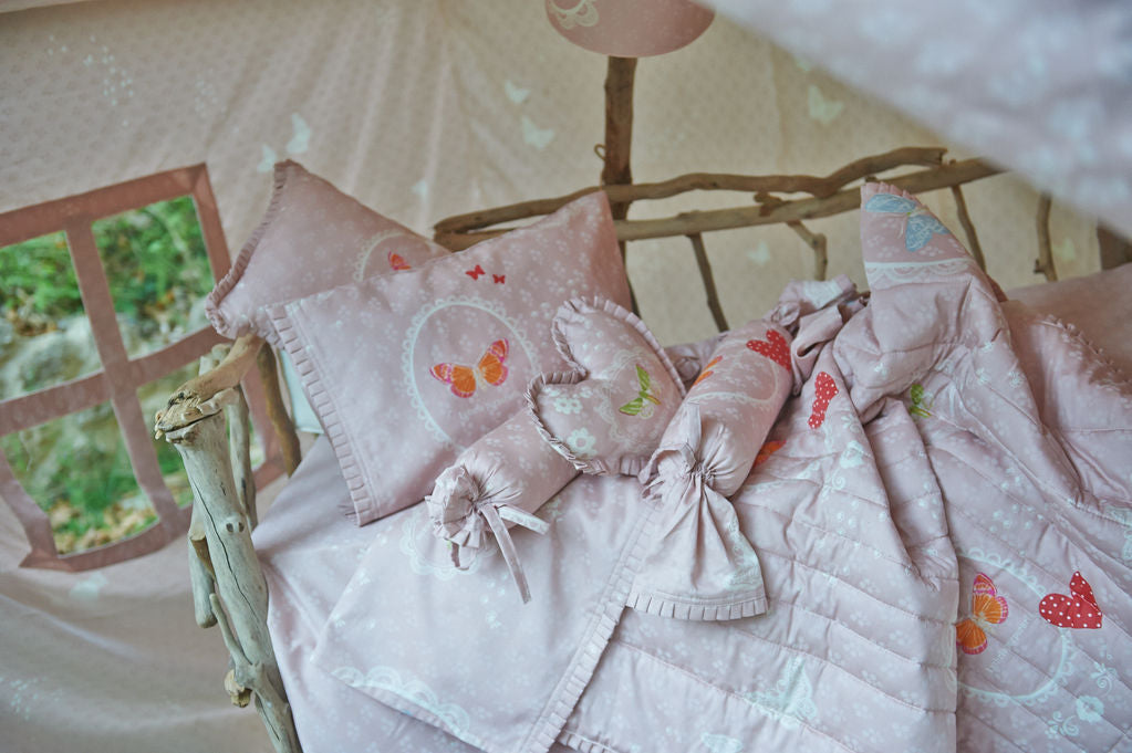 BUTTERFLY FRAME RUFFLES DES.115 Set Çarçafi për Bebe