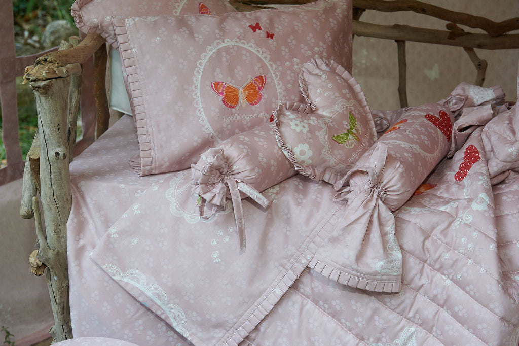 BUTTERFLY FRAME RUFFLES DES.115 Set Çarçafi për Bebe